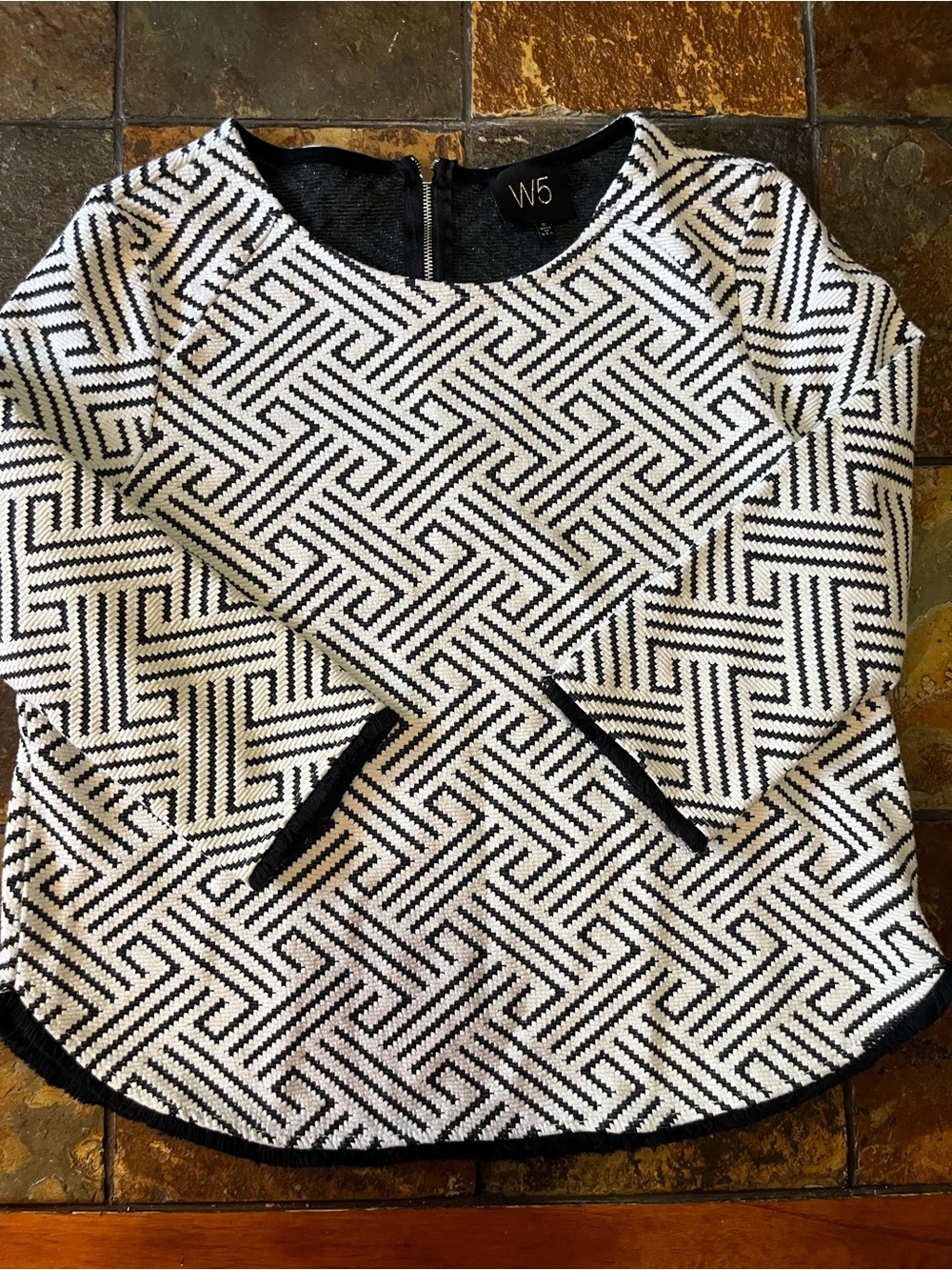 W5 Women's Black & White Patterned Knit Top-Small
